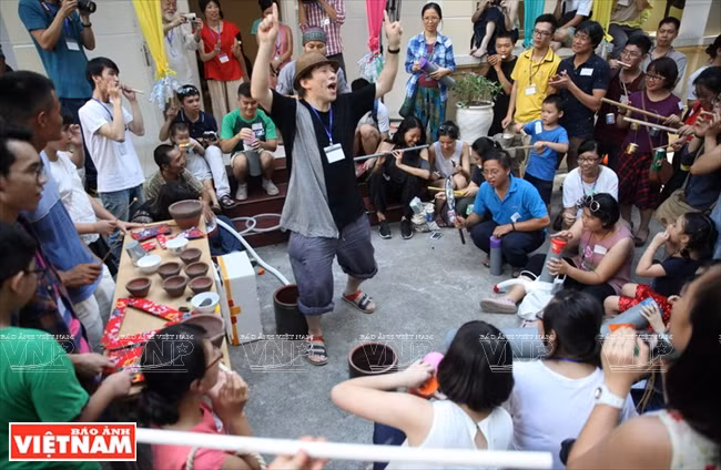 En tant que chef d'orchestre, Otomo Yoshihide a rendu le programme encore plus excitant. 