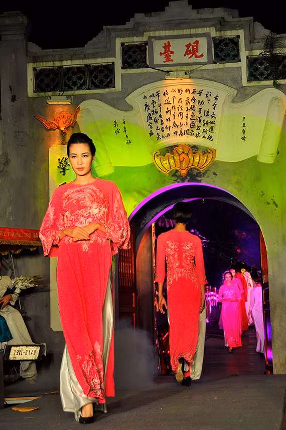 Ce programme de défilé d'ao dai a contribué à honorer la tunique traditionnelle de la femme vietnamienne.