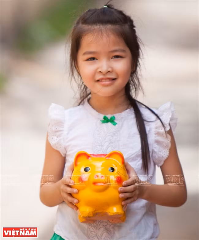 Le cochon-tirelires est surtout utilisé par les enfants pour la petite monnaie. Une fois pleine, ils la cassent et s’achètent des jouets. Cet objet est étroitement associé à l’enfance.