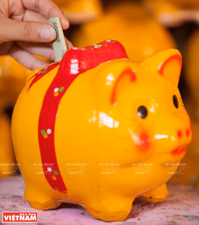 Certains clients préfèrent les cochons-tirelires couleur or. Ces produits sont vendus dans les provinces de Tiên Giang, An Giang, dans le Delta du Mékong, et se vendent très bien à l’occasion de la rentrée scolaire (septembre) et au Nouvel An.
