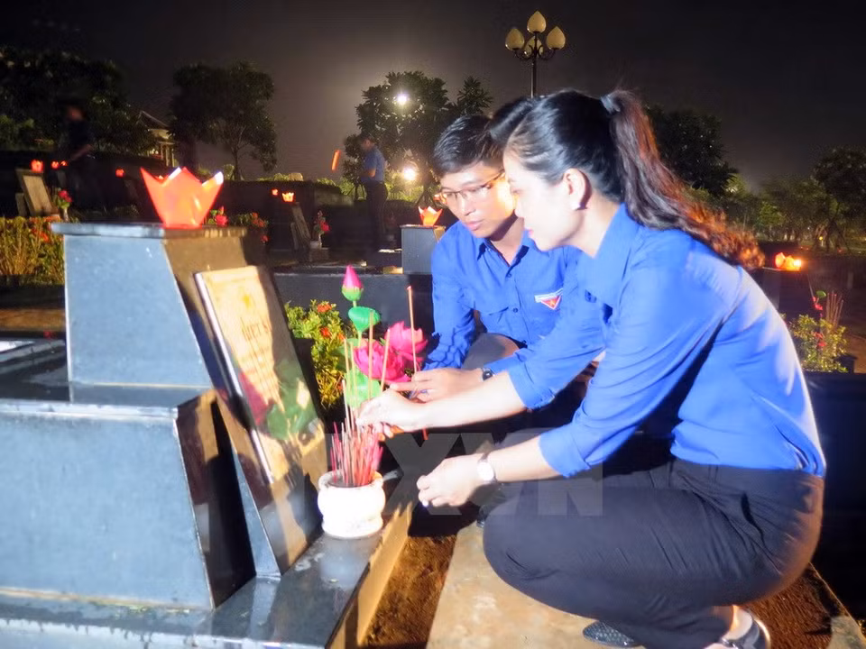 Au cimetière des morts pour la Patrie de la province de Quang Nam (Centre). Photo: VNA