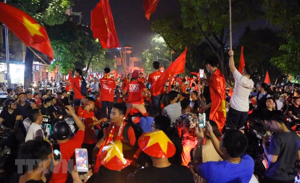  Des milliers des mordus du ballon rond du pays sont descendus dans les rues au centre-ville de Hanoi pour fêter cette victoire éclatante de l’équipe olympique vietnamienne contre son homologue du Bahreïn. 