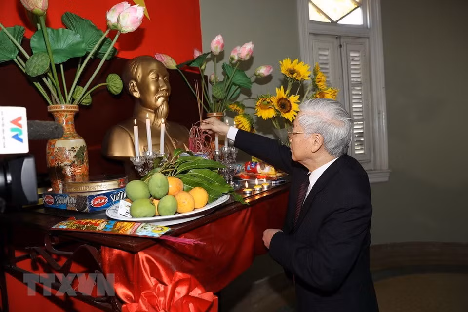 Nguyen Phu Trong offre de l'encens en mémoire du Président Ho Chi Minh à l'ambassade du Vietnam à Cuba. 