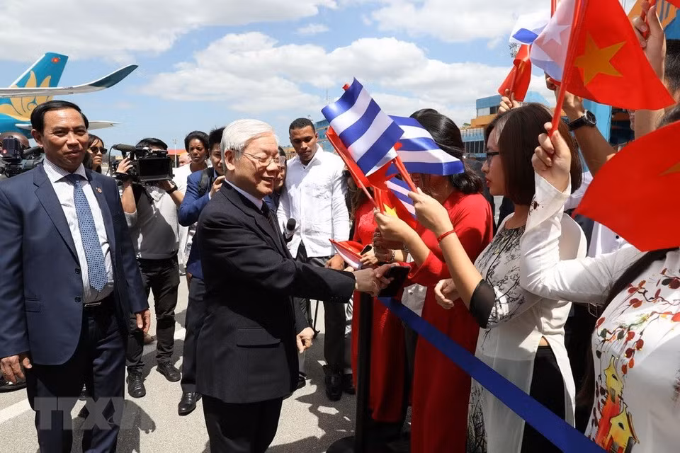 Le secrétaire général du Parti communiste du Vietnam Nguyen Phu Trong est chaleureusement accueilli à l'aéroport international José Marti. 