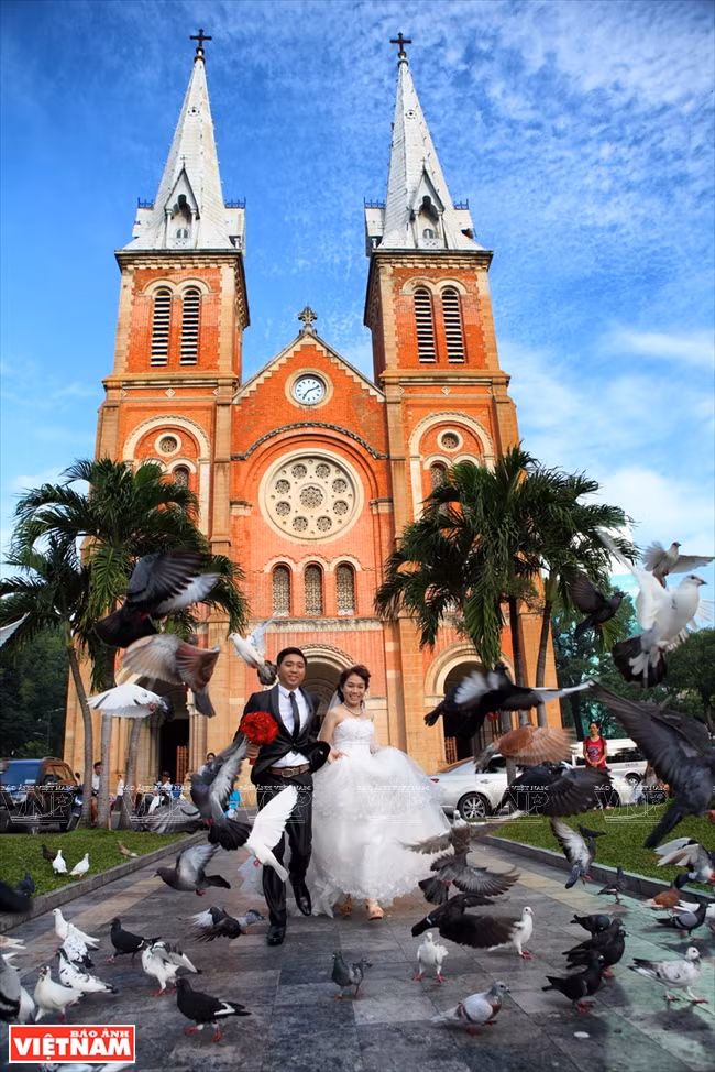 Photos de mariage auprès de la Cathédrale Notre-Dame de Saigon.