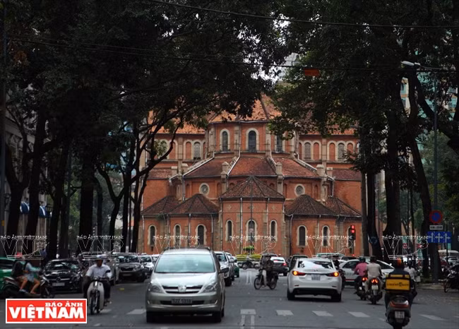 La Cathédrale Notre-Dame de Saigon, témoin silencieux de la vie d’une ville dynamique. 