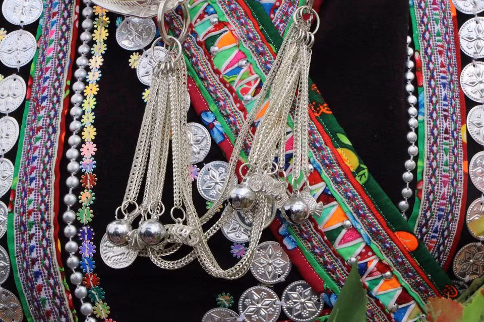 Les accessoires en argent tels que bracelets, sautoir. Les motifs décoratifs sont finement sculptés sur les costumes des femmes Lao. Photo: VNA 