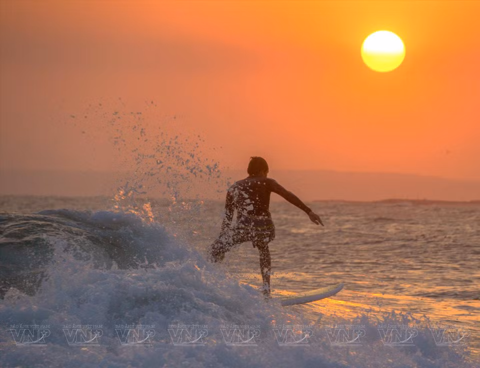 De nombreux visiteurs étrangers viennent à Mui Ne pour faire du surf. Photo: Vietnam Illustré 