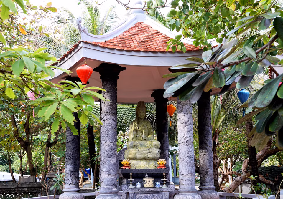 L'autel du Bodhisattva féminin Quan Am ou Quan The Am (Avalokitesvara) dans la pagode Truong Sa. 