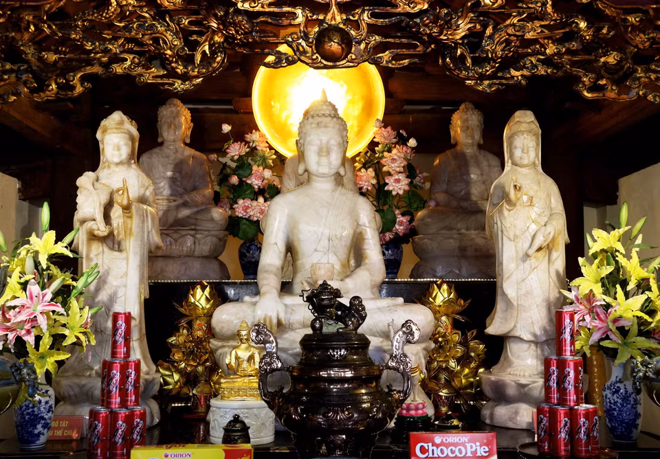 Statues de Bouddha dans le hall principal de la pagode Truong Sa. 