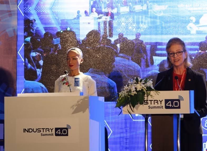 Sophia, le premier robot au monde à obtenir la citoyenneté saoudienne prend la parole lors du Sommet et de l’Exposition internationale de l’industrie 4.0 - 2018 qui s’est tenu le 13 juillet à Hanoi. 