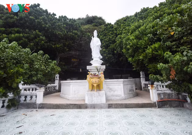 En face de la pagode se trouve une statue de la Dame de la Miséricorde tournée vers la mer.