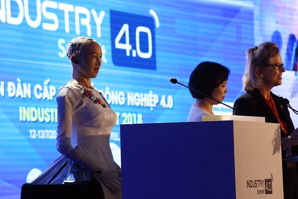 Le robot Sophia a répondu à certaines questions des délégués sur le développement durable, l’application de l’intelligence artificielle dans la production mondiale et plus particulièrement vietnamienne.