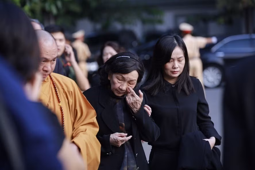 Les habitants rendent hommage au président Trân Dai Quang. Photo : VNA