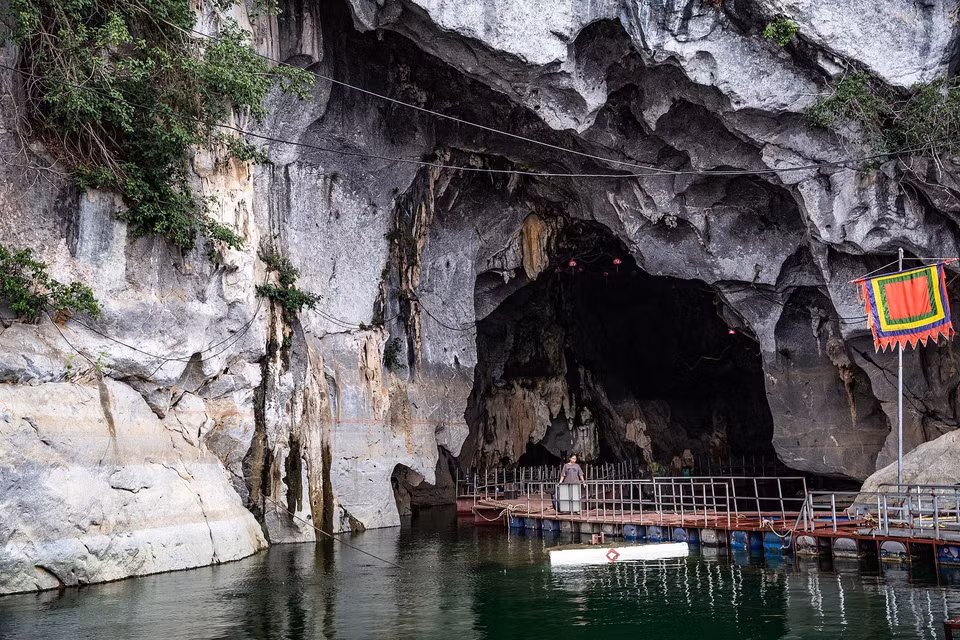 Entrée de la grotte de Thac Bo.