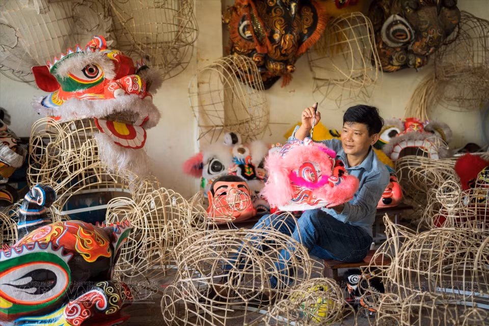 Artisan fabriquant des têtes de lion traditionnelles à Hoi An.