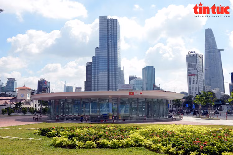 La station souterraine de Ben Thanh est entourée d'un mur de verre. Ce sera un nouveau lieu de rendez-vous pour des habitants locaux et des touristes à Ho Chi Minh-Ville.