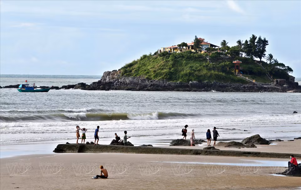 Touristes sur la plage de Bai Sau.
