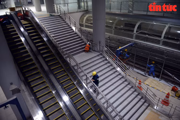 Accès aux 1er et 2ème étages par des escalators et des escaliers. 