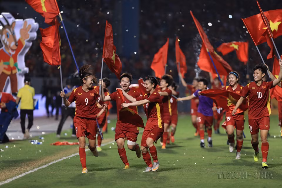 Les footballeuses célèbrent leur victoire à la finale de football féminin des SEA Games 31, le 21 mai 2022, au stade Cam Pha (province de Quang Ninh). 
