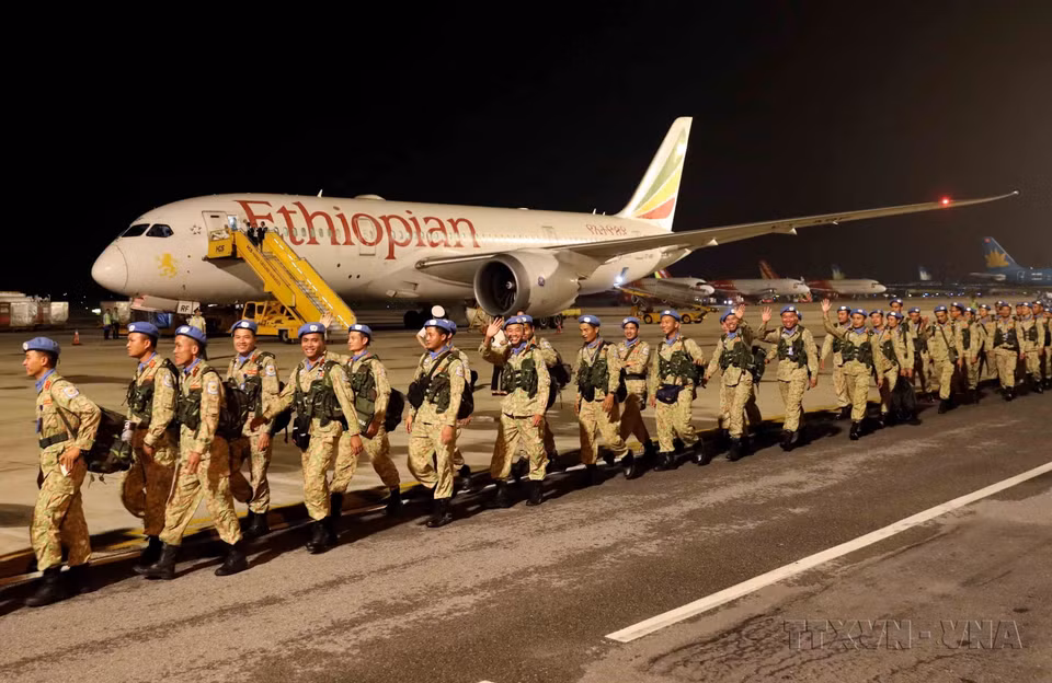 L'unité de génie militaire 1 est arrivé à l'aéroport international de Noi Bai après avoir terminé sa mission à la Force intérimaire de sécurité des Nations unies pour Abyei (UNISFA).