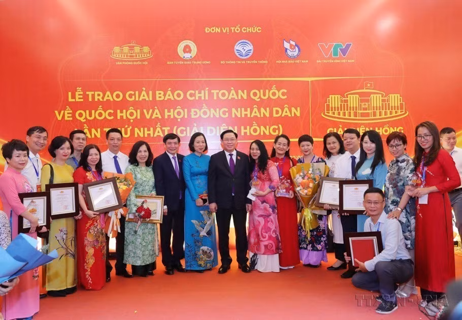 Le président de l'Assemblée nationale Vuong Dinh Huê et la directrice générale de la VNA Vu Viet Trang ont pris des photos avec les auteurs et groupes d'auteurs de la VNA ayant remporté des premiers Prix Diên Hông - le prix de la presse nationale de l’Assemblée nationale et des conseils populaires. 