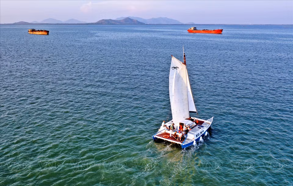 Des bateaux emmènent les touristes à la découverte des magnifiques paysages de Vung Tau. 