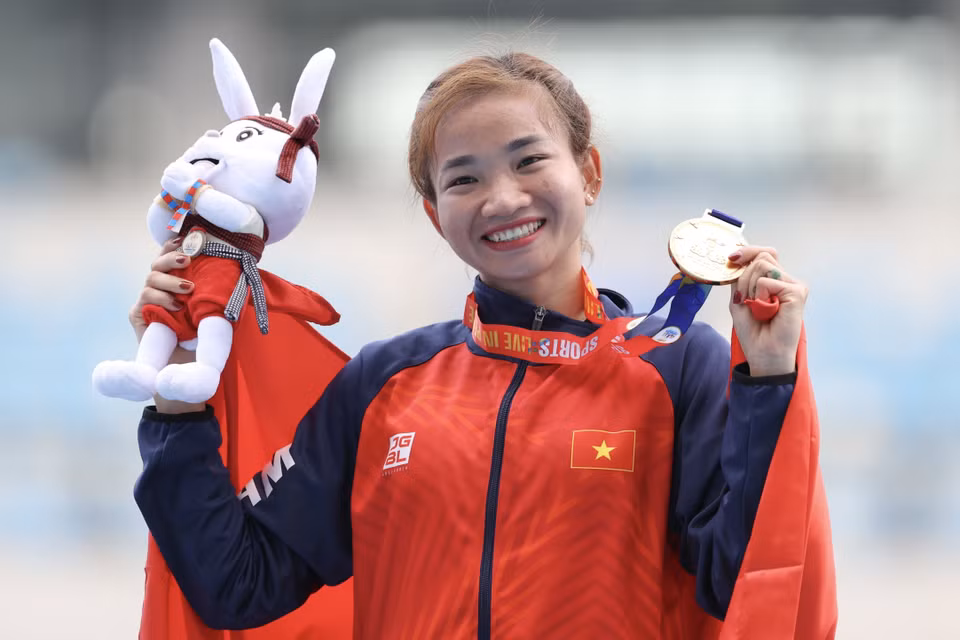  Nguyên Thi Oanh reçoit sa médaille d’or du 3.000 mètres steeple le 9 mai.
