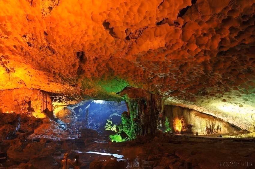 La grotte Sung Sot (en baie d'Ha Long) avec sa beauté géologique majestueuse plonge les visiteurs dans un monde fantasmagorique. 