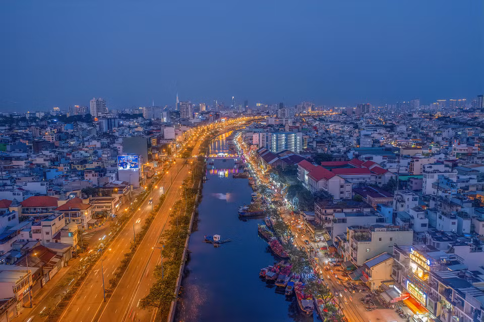 L'avenue Vo Van Kiet (également connue sous le nom d'avenue Est-Ouest) est l’axe reliant les provinces de l'Est et de l'Ouest, contribuant à connecter étroitement les localités de la Région économique clé du Sud. 