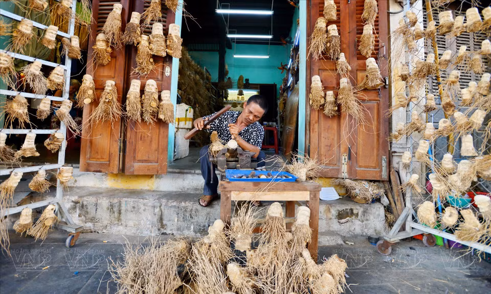 L'artiste sculpte des statues depuis des racines de bambou. 