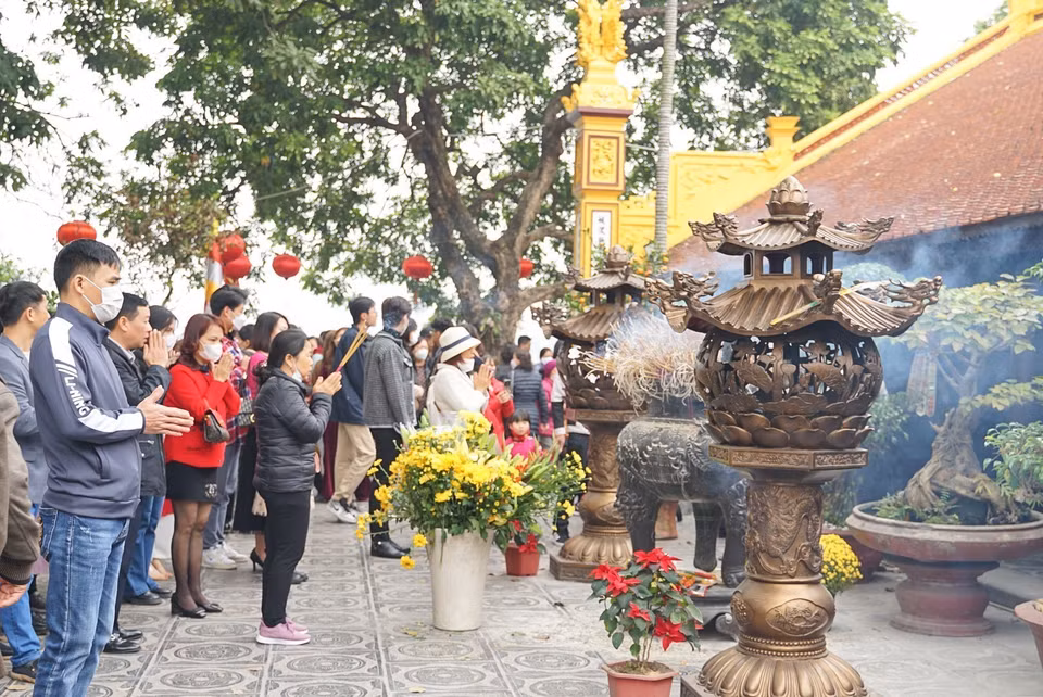 La visite des pagodes et des temples durant les premiers jours de l’année lunaire permet aussi de jouir de la beauté de la nature au printemps. Ainsi, à Hanoï, le temple de Tây Hồ, les pagodes Quán Sứ et Trấn Quốc sont souvent bondés.