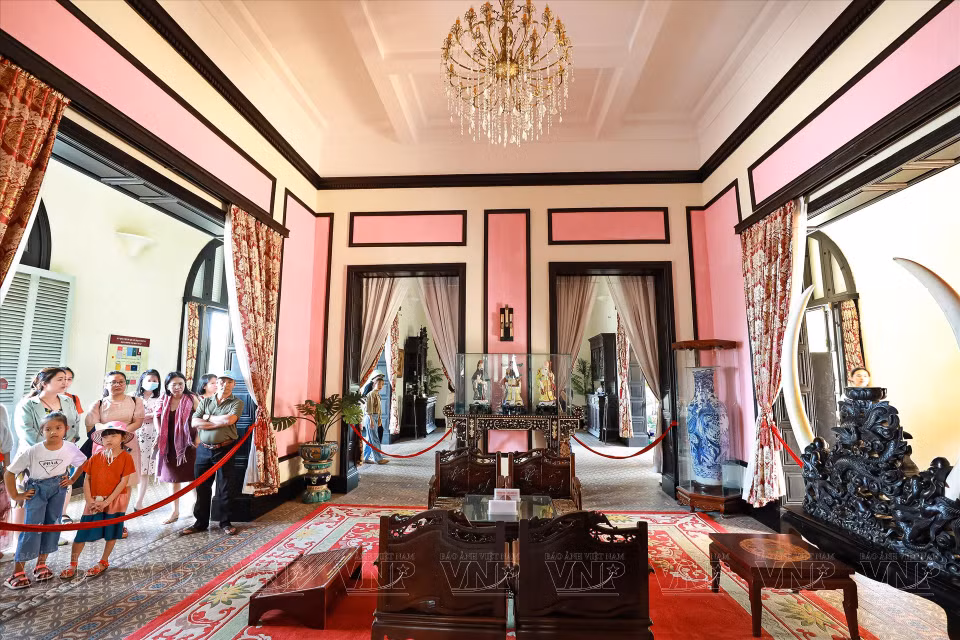 Bach Dinh ou la Villa Blanche, lieu de villégiature du gouverneur général français en Indochine, Paul Doumer, et de hauts fonctionnaires de l'époque franco-américaine. 