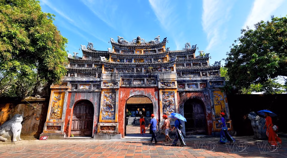 Mieu Mon, porte du The To Mieu, lieu de culte des rois de la dynastie des Nguyen (1802-1945) au sud-ouest de la Cité impériale de Hue. 