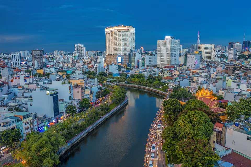 Saigon ou Ho Chi Minh-Ville fait peau neuve de plus en plus avec ses canaux propres et verts, reflets d'une ville moderne et civilisée.