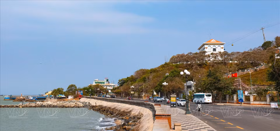  Bach Dinh - Villa Blanche est une destination touristique très célèbre située au milieu de la plage Truoc et la plage Dau et sur le flanc de la montagne Lon qui donne une belle vue sur la mer. La Villa Blanche attire non seulement les touristes par l'architecture mais aussi par le paysage poétique. En arrivant ici, les visiteurs ne peuvent s'empêcher d'être surpris comme si vous vous perdiez dans un ancien château au milieu d'une forêt mystérieuse.