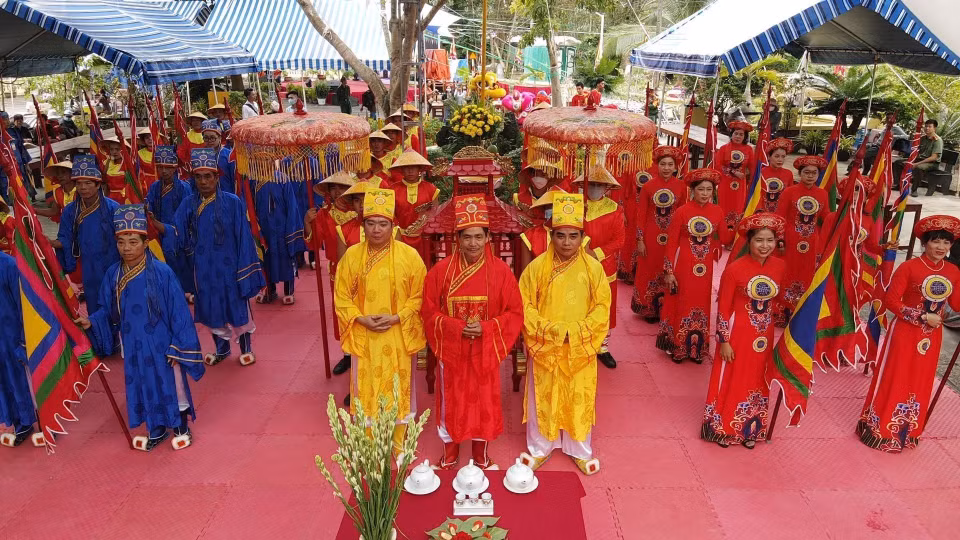 Cérémonie de commémoration de la mort de Mme Phi Yen au temple An Son, district de Con Dao, province de Ba Ria-Vung Tau. 