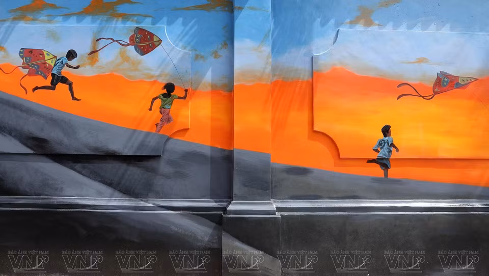 Ces peintures murales donnent à la route un aspect plus spacieux. 