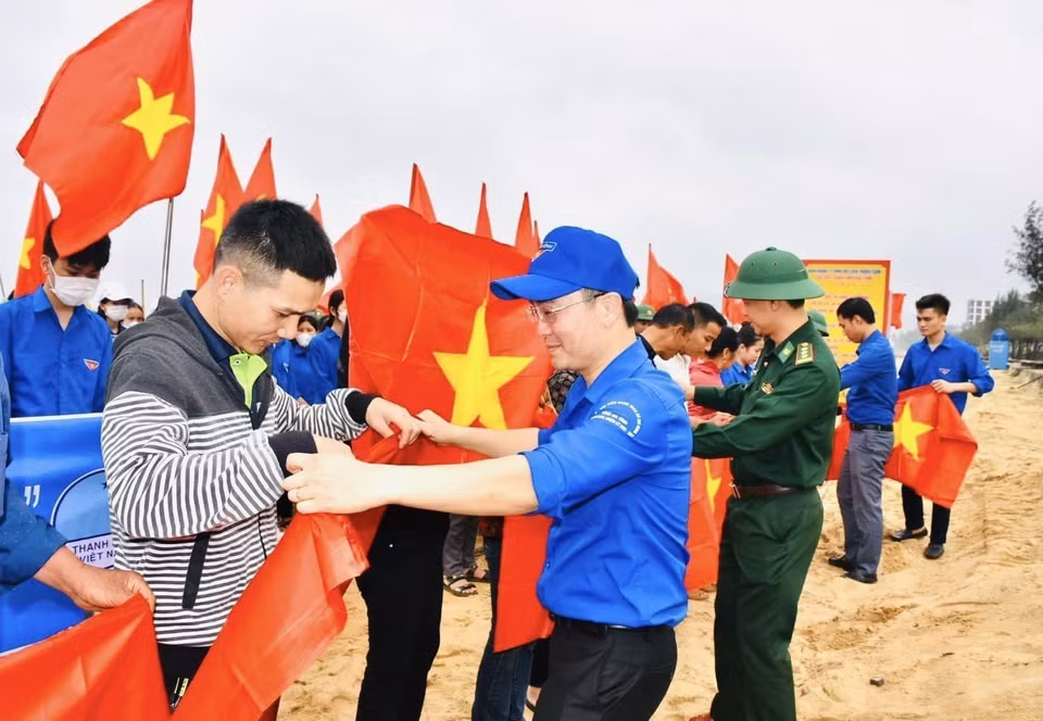 Les forces compétentes de la province de Ha Tinh ont offert le drapeau national et encouragé les pêcheurs avant d’aller au large.