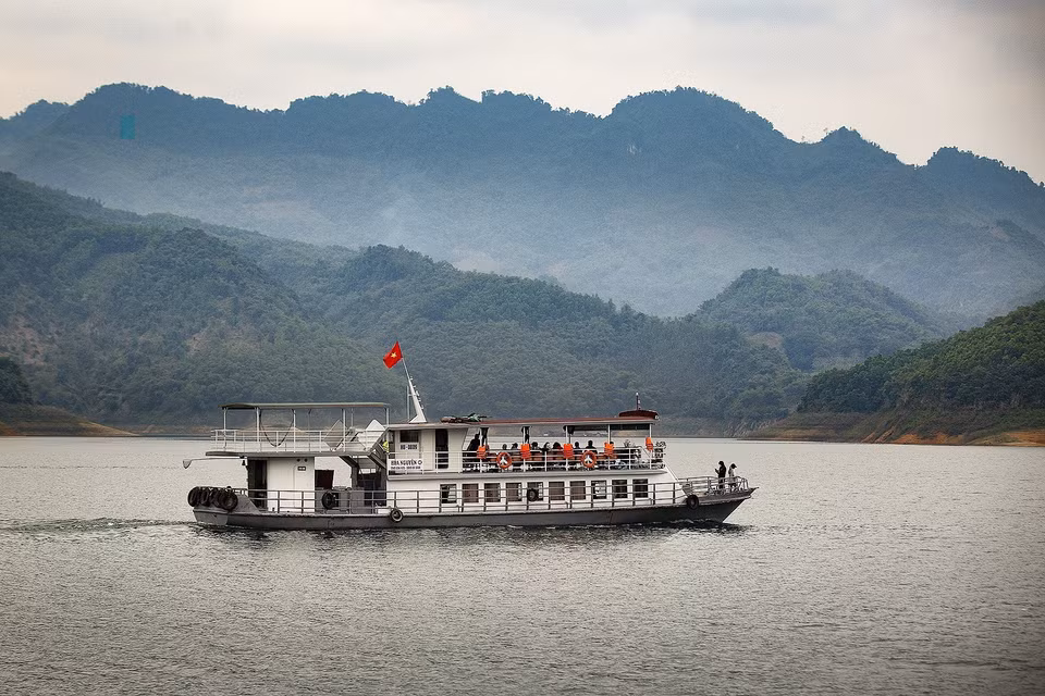 Un bateau touristique sur le lac de Hoa Binh.