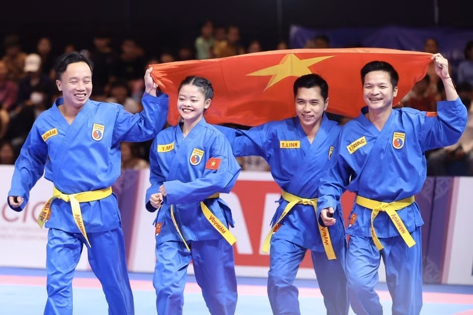 Les athlètes Lam Thi Thuy My, Le Toan Trung, Doan Hoang Tham et Lam Tri Linh remportent une médaille d'or pour l'épreuve de Vovinam.