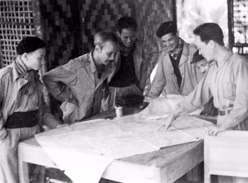 En juin 1950, l'Oncle Ho et le Comité permanent du Comité central du Parti préparent une grande campagne contre l'ennemi à la frontière Vietnam-Chine. Photo: VNA 