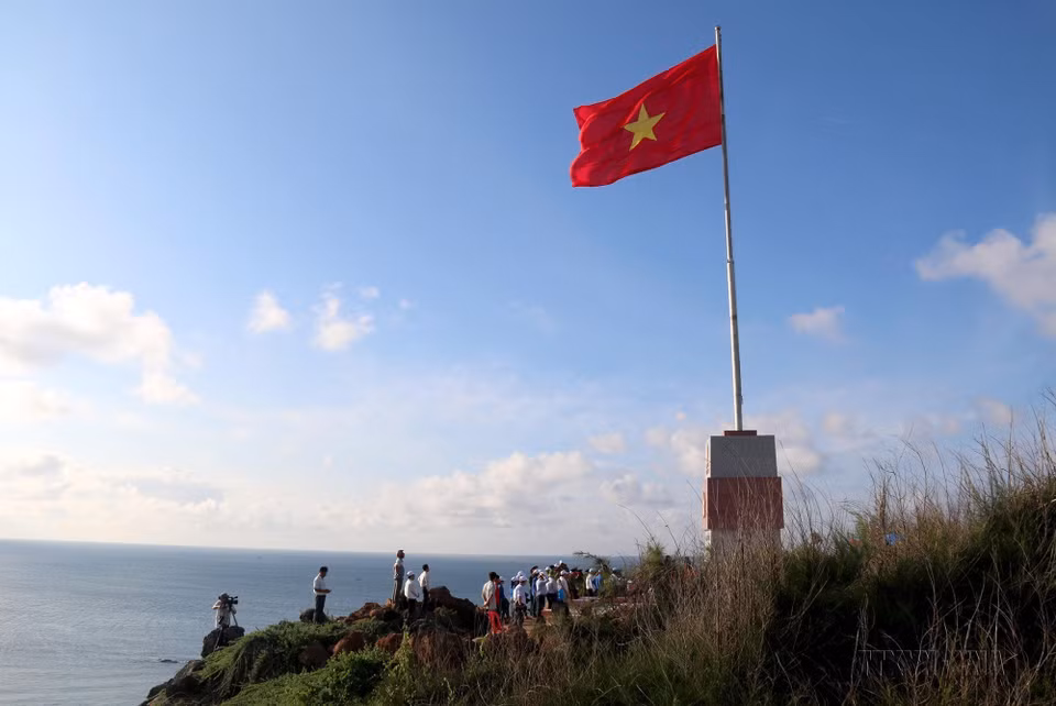 Mât au drapeau sur l'île de Phu Quy, province de Binh Thuan. 