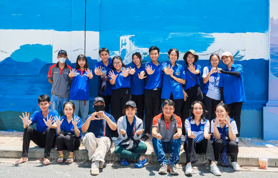 Ces jeunes participent au projet de créer une rue de fresques murales intitulé « Un beau Vietnam » dans la rue Nguyen Huu Canh (1er arrondissement, à Hô Chi Minh-Ville).