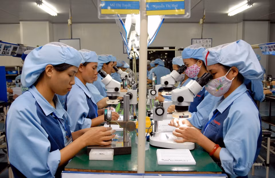 Représentant plus de 50% de la population et plus de 48% de la main-d’œuvre, les femmes vietnamiennes sont présentes dans tous les domaines de la société. Des ouvrières à l'usine Canon de la zone industrielle de Pho Noi A (à Hung Yen).
