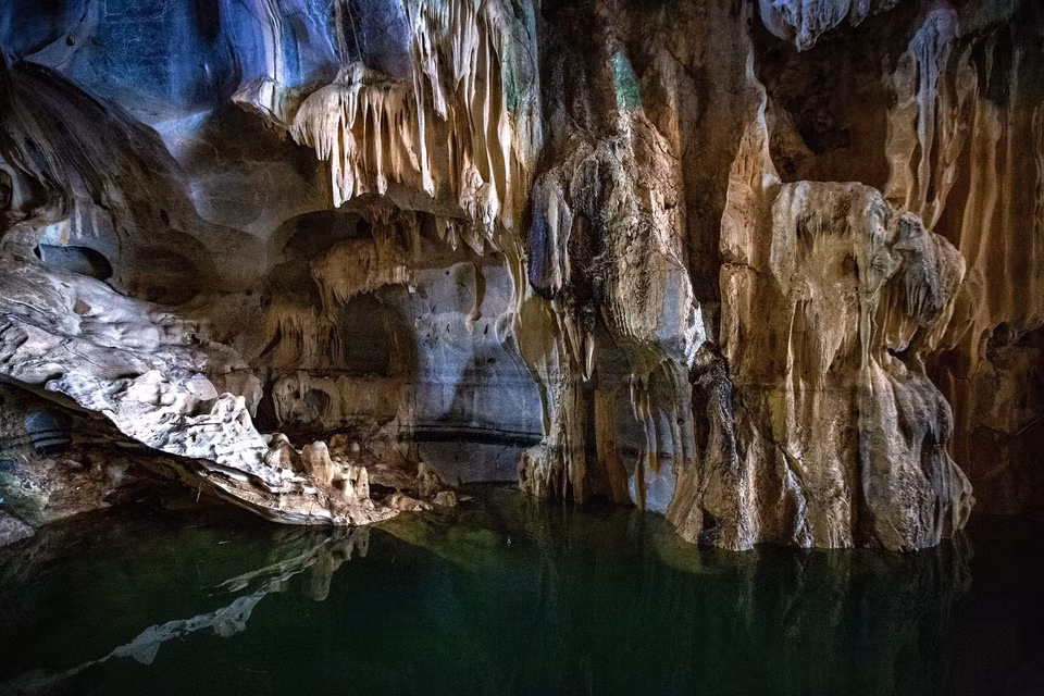 Beauté de stalactites de la grotte de Thac Bo.