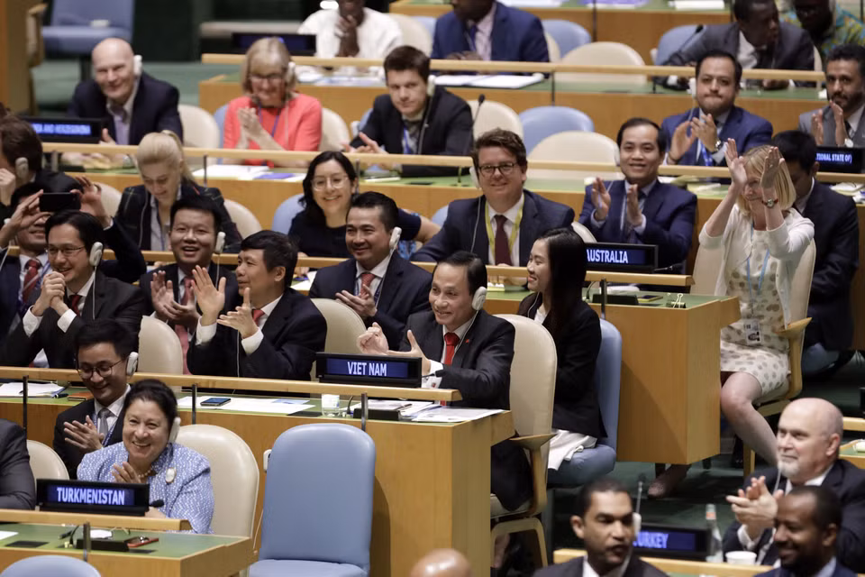 La joie des membres de la délégation vietnamienne lorsque le Vietnam a été élu membre non permanent du Conseil de sécurité de l'ONU pour le mandat 2020-2021 avec un nombre de voix presque absolu (juin 2019). 