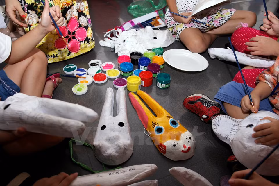 Les masques de lapin évoquent la légende de la Fête de la Mi-automne qui a lieu chaque année le 15e jour du 8e mois lunaire. 