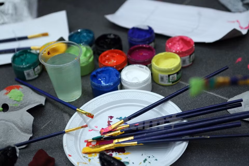 Des pinceaux multicolores pour créer des masques. 