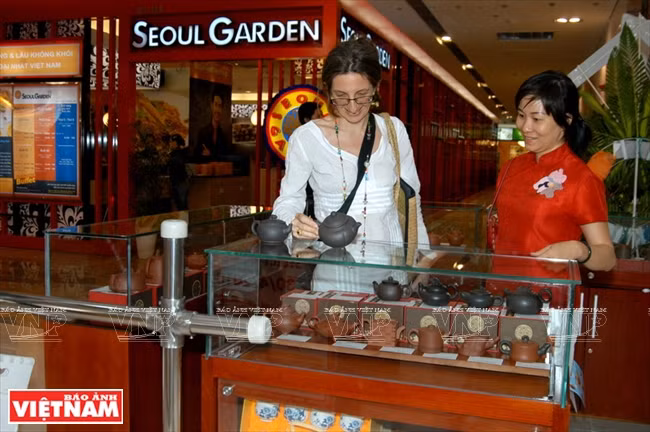 Une touriste étrangère au centre commercial de Vingroup de la rue Lê Thanh Tôn (1er arrondissement de Hô Chi Minh – Ville).